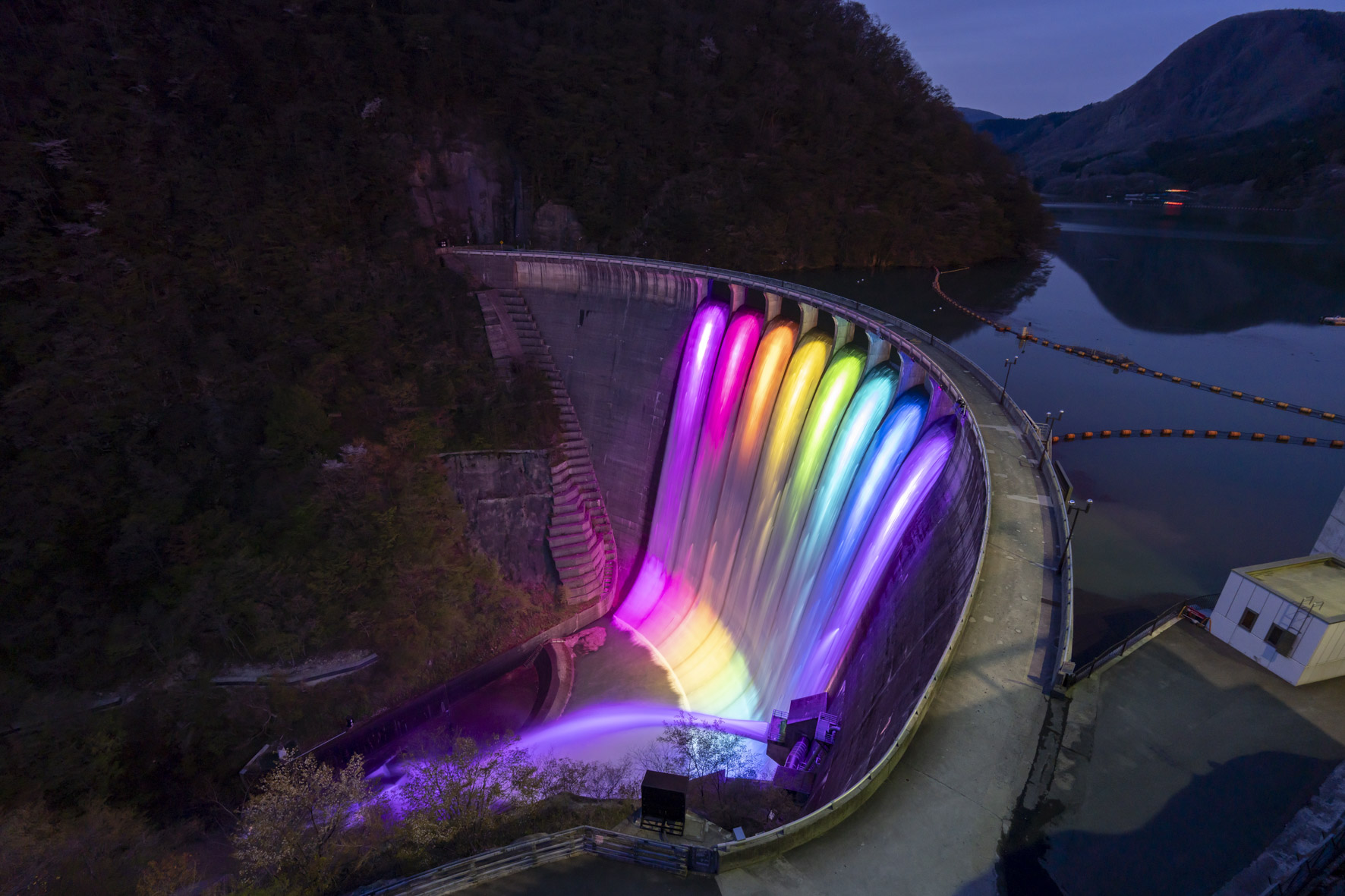 鳴子ダム レインボーすだれ放流