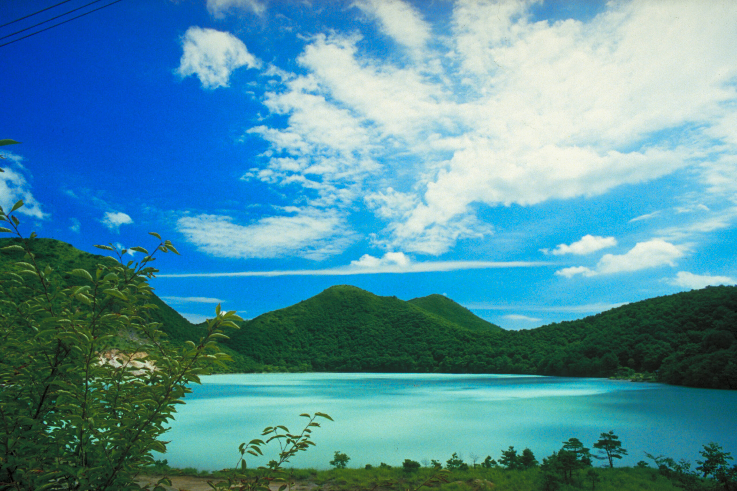 潟沼 エメラルドブルーの湖面