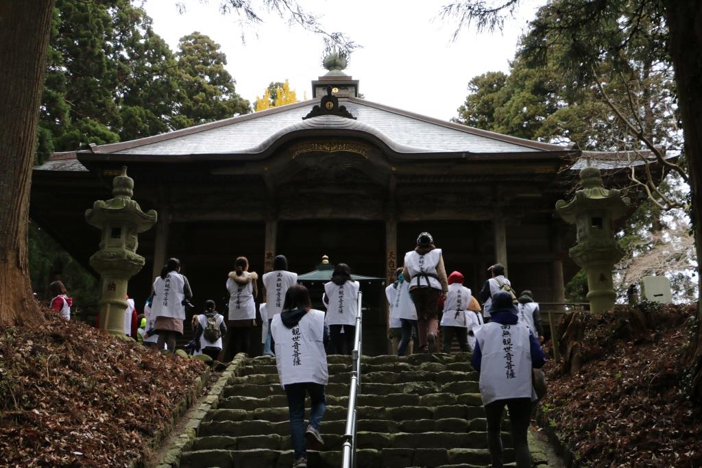 夜明けの箟峯寺 石段と参道