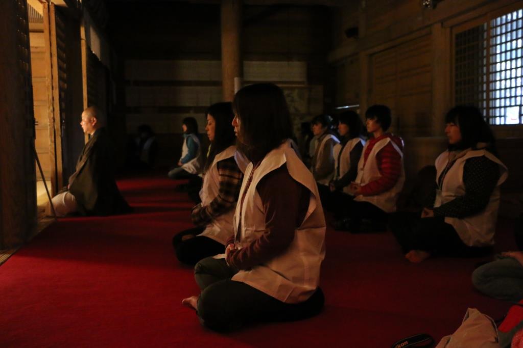 箟峯寺での坐禅体験の様子